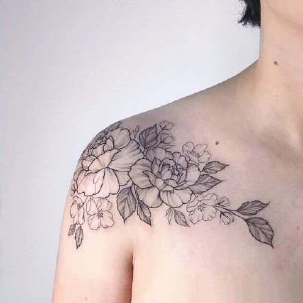 点击大图看下一张：女性肩花纹身---一组女手肩膀上的花朵纹身图案图片