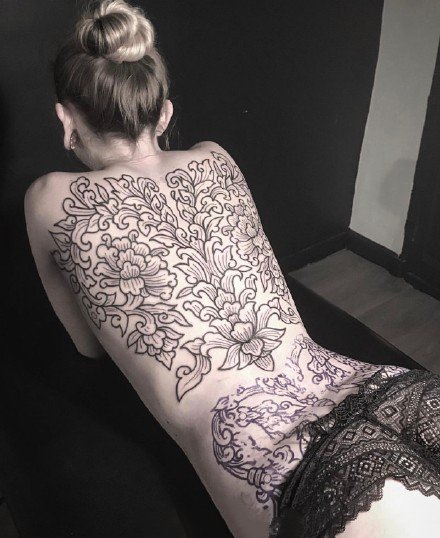 点击大图看下一张：女性图腾纹身--9张女性经典的黑灰图腾纹身图案作品