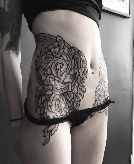 点击大图看下一张：女性图腾纹身--9张女性经典的黑灰图腾纹身图案作品