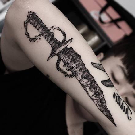 点击大图看下一张：点刺钝器物品纹身--一组黑灰点刺刀斧匕首等石器工具的纹身图案