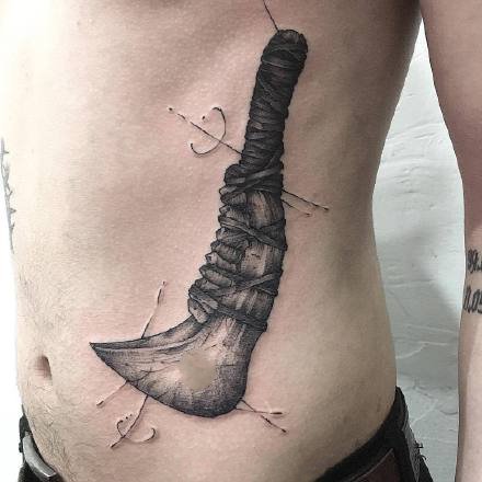 点击大图看下一张：点刺钝器物品纹身--一组黑灰点刺刀斧匕首等石器工具的纹身图案