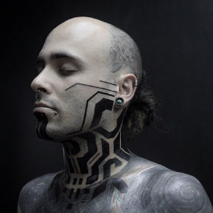 点击大图看下一张：科技感满满的黑色图腾--新西兰纹身艺术家Georgie Williamsker纹身作品