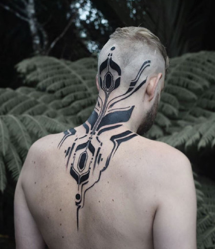 点击大图看下一张：科技感满满的黑色图腾--新西兰纹身艺术家Georgie Williamsker纹身作品