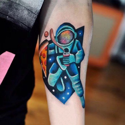 点击大图看下一张：宇航员纹身图案--9张彩色宇航员星空星球宇宙纹身作品