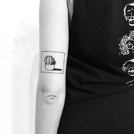 点击大图看下一张：简约黑色小纹身--9张手臂上的黑灰简单小纹身图案