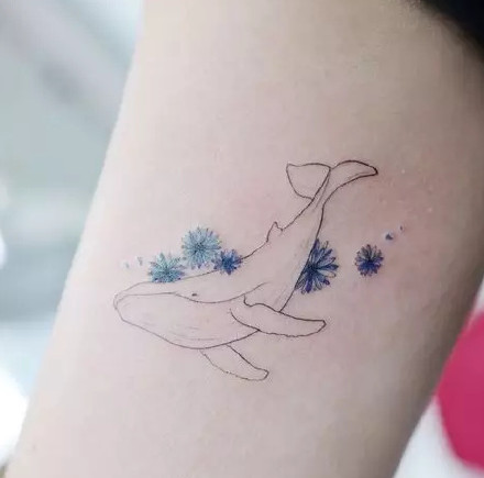 点击大图看下一张：萌萌的鲸鱼纹身--适合女生的小清新鲸鱼纹身图案作品