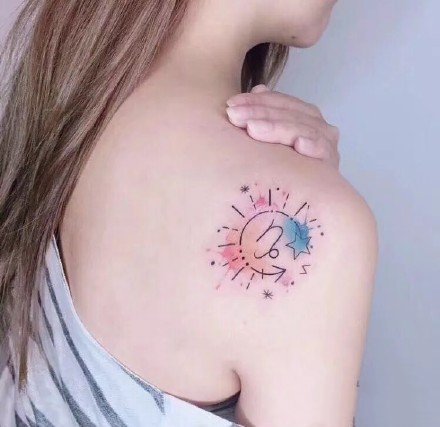 点击大图看下一张：女生肩部锁骨的小清新水彩花朵纹身图案