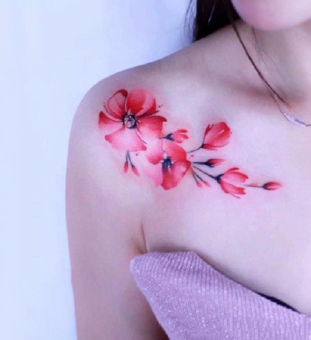 点击大图看下一张：女生肩部锁骨的小清新水彩花朵纹身图案