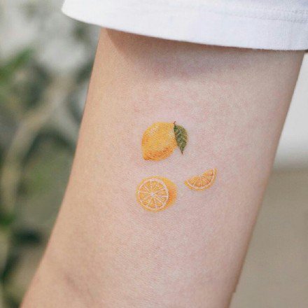 点击大图看下一张：简约水果纹身--一组夏季适合的超简约水果纹身图案作品