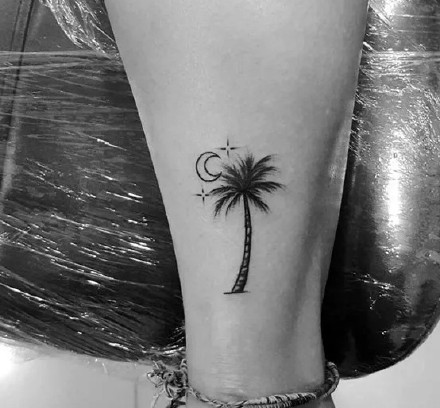 点击大图看下一张：椰子树纹身图--9张简约的黑色椰子树纹身图案作品
