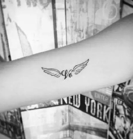 点击大图看下一张：小天使翅膀纹身--简约又文艺mini版天使的翅膀纹身图案