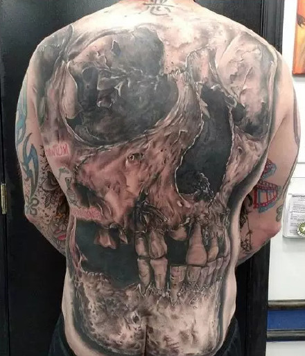 点击大图看下一张：满背纹身图--一组霸气的男性精品大满背纹身作品图案