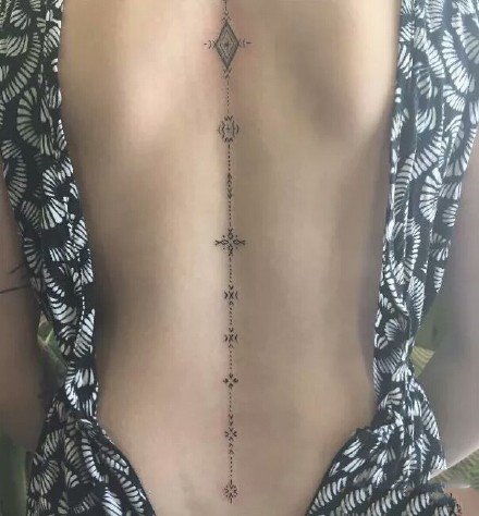 点击大图看下一张：女生脊椎纹身--几张适合女生脊椎的纹身图案作品
