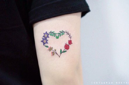 点击大图看下一张：爱心小纹身--一组花花草草组成的心形小清新纹身图案