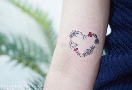点击大图看下一张：爱心小纹身--一组花花草草组成的心形小清新纹身图案