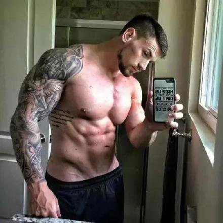 点击大图看下一张：纹身帅哥--拥有大花臂的欧美肌肉男纹身帅哥图片
