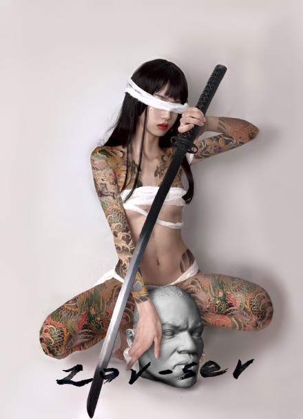点击大图看下一张：日式纹身美女--日本风格拿武士刀的纹身美女摄影写真图片