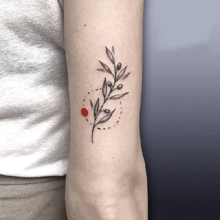 点击大图看下一张：一组国外纹身师的小红点元素的红黑纹身图案作品