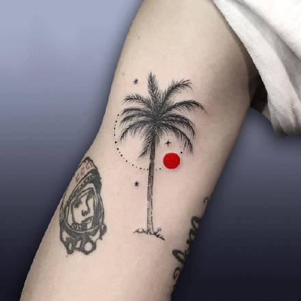点击大图看下一张：一组国外纹身师的小红点元素的红黑纹身图案作品