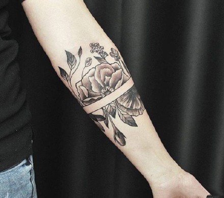 点击大图看下一张：臂环纹身--一组漂亮的黑灰臂环纹身图案