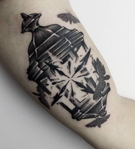 点击大图看下一张：18张不错的黑灰点刺纹身图案作品欣赏
