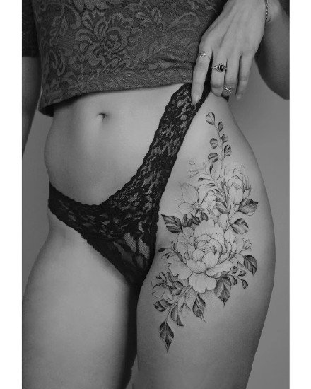 点击大图看下一张：女性侧腰大腿部的唯美花朵纹身图案