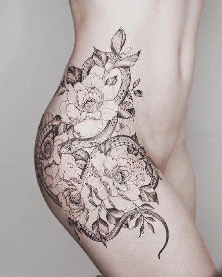 点击大图看下一张：女性侧腰大腿部的唯美花朵纹身图案