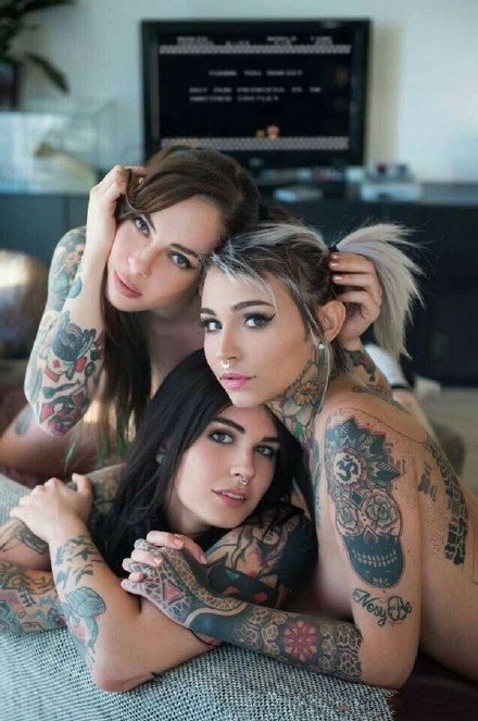 点击大图看下一张：一组性感的国外纹身美女图片欣赏