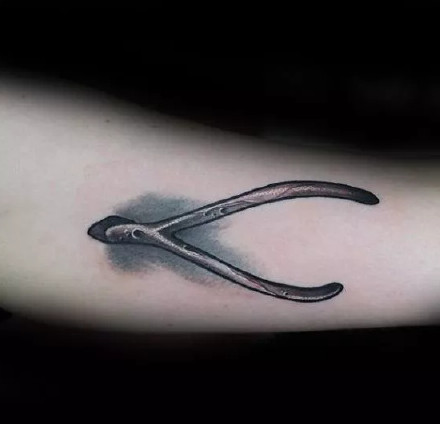 点击大图看下一张：叉骨（Wishbone）纹身——希望与好运的个性符号叉骨纹身图案
