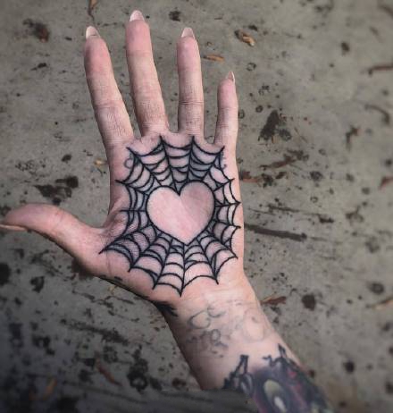 点击大图看下一张：手掌纹身--一组好看的纹在手掌心里的纹身图案作品