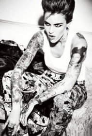 欧美女明星Rubyrose鲁比·洛斯帅气纹身写真图片