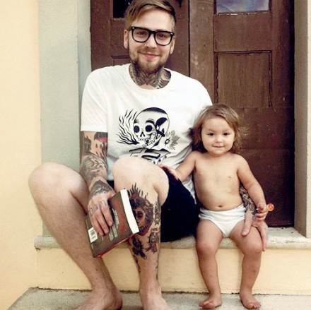 点击大图看下一张：一组国外纹身父亲和孩子的亲密摄影作品图片