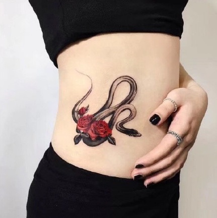 点击大图看下一张：精美的小黑蛇与红色花朵的纹身图案作品图片