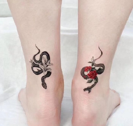 点击大图看下一张：精美的小黑蛇与红色花朵的纹身图案作品图片