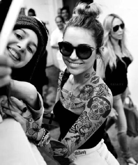 点击大图看下一张：一组欧美美女的花臂女性摄影纹身图片欣赏