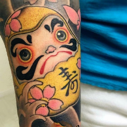 点击大图看下一张：达摩蛋纹身--9张好看的日式樱花达摩蛋的纹身图案