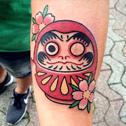 点击大图看下一张：达摩蛋纹身--9张好看的日式樱花达摩蛋的纹身图案