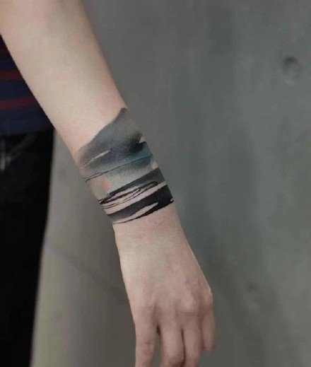 点击大图看下一张：简约的手环纹身--一组简单的黑色调手环纹身图案欣赏