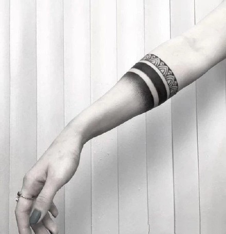 点击大图看下一张：简约的手环纹身--一组简单的黑色调手环纹身图案欣赏