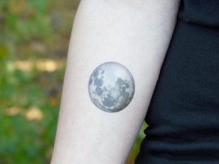 点击大图看下一张：简约的一组适合女生的小清新彩色星球纹身图案欣赏