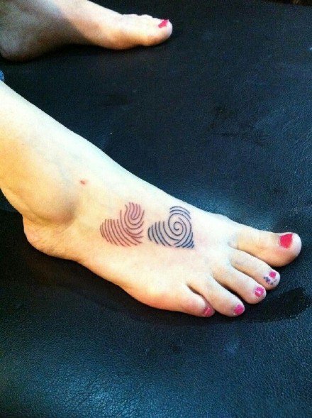 点击大图看下一张：指纹纹身--一组创意指纹爱心纹身图案欣赏