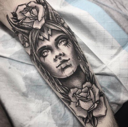 点击大图看下一张：一组手臂上的黑灰欧美女性肖像纹身图案