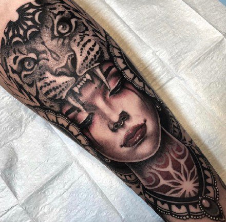 点击大图看下一张：一组手臂上的黑灰欧美女性肖像纹身图案