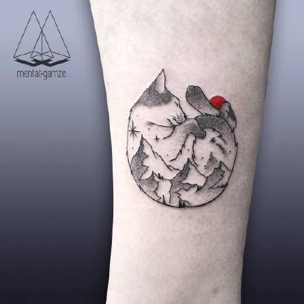 点击大图看下一张：一组来自国外纹身师的小红点红黑元素纹身图案