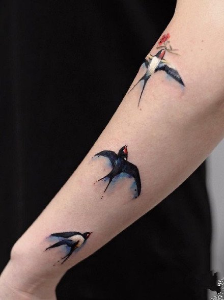 点击大图看下一张：飞鸟燕子--一组很灵动的飞鸟燕子纹身图案欣赏