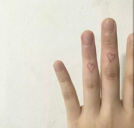 点击大图看下一张：适合手指头上的一组手指纹身小图案欣赏