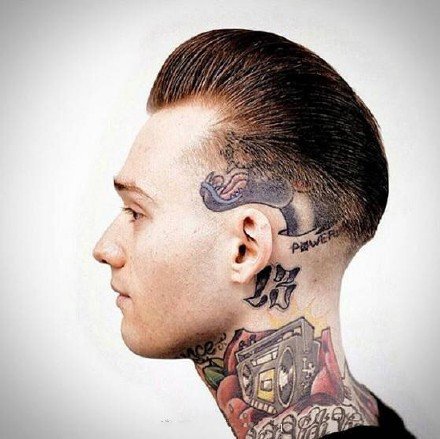 点击大图看下一张：发间纹身--男性头部帅气的发间纹身图案欣赏