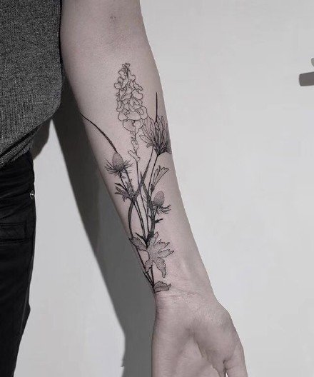 点击大图看下一张：一组手臂上线条感极强的水墨植物花朵纹身图案