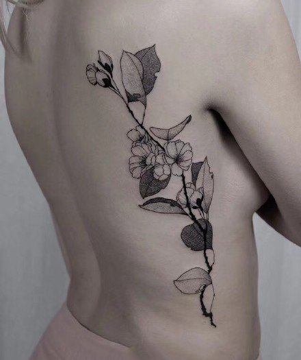 点击大图看下一张：一组手臂上线条感极强的水墨植物花朵纹身图案