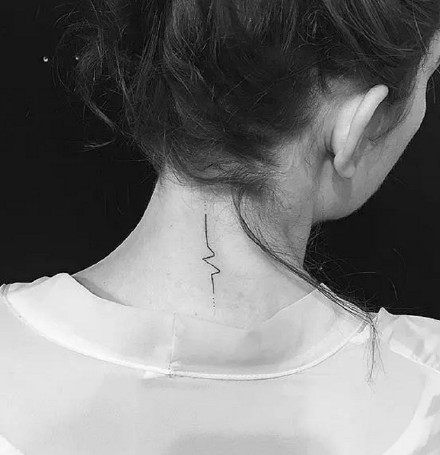 点击大图看下一张：后颈部纹身小图--9张女生脖子后颈处的简约纹身图案
